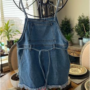 Super cute women’s jean overall shorts